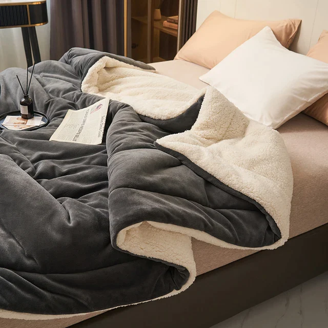 SoftHug - Luxurious Flannel Fleece Blanket for Ultimate Comfort