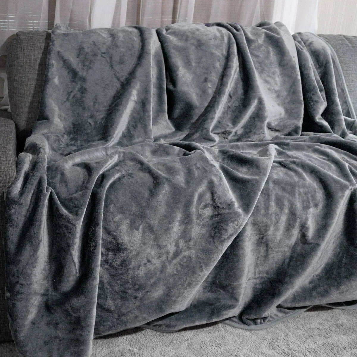 Waterproof Reversible Flannel Throw Blanket - Soft & Versatile